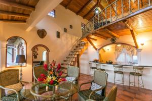 Castillo de Amber, 4 Aparts, 6 Bedrooms, Ocean Views, Central Location
