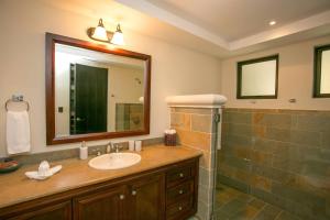 Shana Residences 310 Sea View Condo Walk to beach