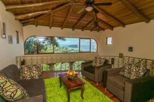 El Congo, 2BR Apartment w Great Ocean Views and Central Location