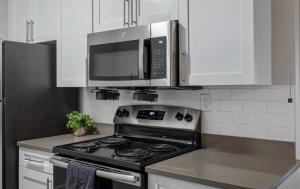 Contemporary 2BR Stay - Pool and Gym and Grill Area