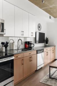 Bright n Airy Studio Perfect City Escape 9