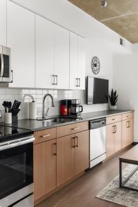 Bright n Airy Studio Perfect City Escape 8