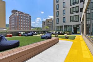 City Views 2BR Floor-to-Ceiling Windows