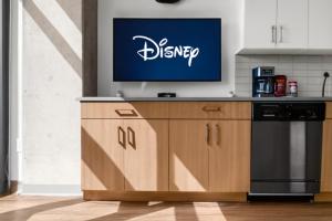 City Views 2BR Floor-to-Ceiling Windows