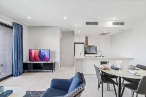 Stylish Apt with Balcony Easy Access to Everywhere