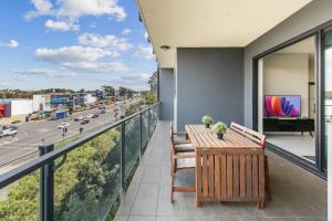 Stylish Apt with Balcony Easy Access to Everywhere
