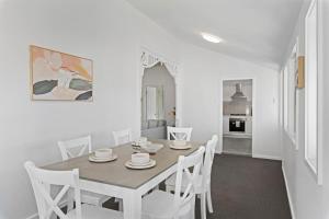 Stylish Escape with Balcony near RBWH and CBD