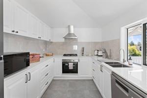 Stylish Escape with Balcony near RBWH and CBD