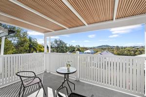Stylish Escape with Balcony near RBWH and CBD