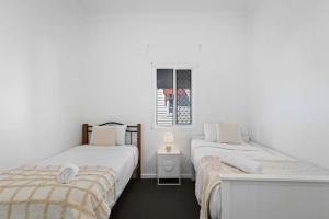 Stylish Escape with Balcony near RBWH and CBD
