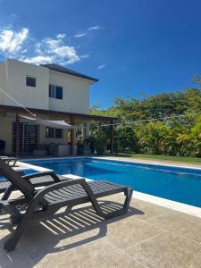 casa moderna y campestre con piscina y patio serca a la playa