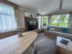Cosy 8 Berth Caravan With Decking And Lake-Views At Weeley Bridge Ref 69001Lv