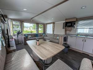 Cosy 8 Berth Caravan With Decking And Lake-Views At Weeley Bridge Ref 69001Lv