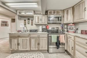 6 Mi to Ski Cloudcroft Home with Fire Pit and Grill