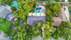 Resort Style Backyard Pool Putt Putt Hot Tub