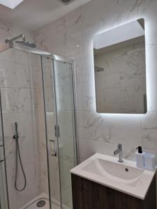 3 bed luxury new house walk to beach shops bars