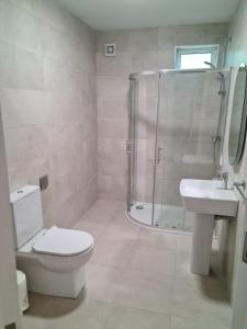 Modern 2 bedroom Apartment with River views