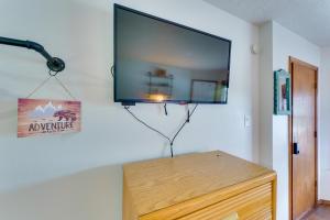 Ski Slope and Mtn Views Waterfront Red River Studio