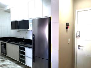 Apto Confortável e Reformado a 200m da Praia da Guilhermina - 2 Vagas, WiFi e Roupas de Cama Inclusas!