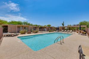 Pool and Hot Tub Access! Chic Condo in Scottsdale