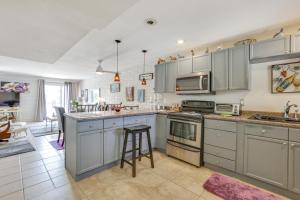 Pool and Hot Tub Access! Chic Condo in Scottsdale