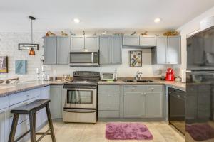 Pool and Hot Tub Access! Chic Condo in Scottsdale