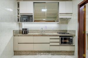 Apto c varanda e churrasq em cond beira mar UAR301