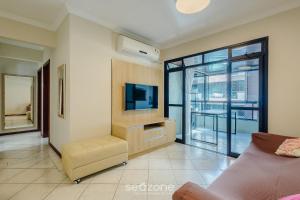 Apto c varanda e churrasq em cond beira mar UAR301