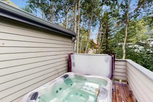 Booth Falls Estate (Chalet + Bungalow)