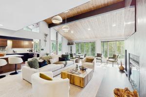 Booth Falls Estate (Chalet + Bungalow)