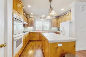 Walk to Lake Arrowhead! Family Home with Games