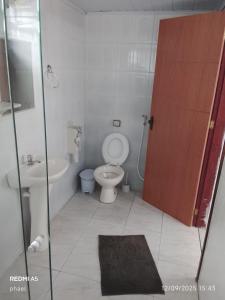 Casa Arara Suíte 1 com piscina para relaxar estacionamento gratuito e café da manhã self-service para começar bem o dia Comodidade e ótima localização