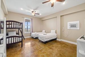 Coasting On Catamaran- family friendly gulf front wifi pets welcome