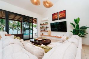 Super Private Beachfront 3BR Villa & Infinity Pool
