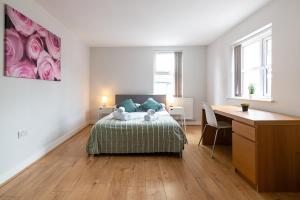 2 Bedroom Large First Floor Apartment with FREE Parking