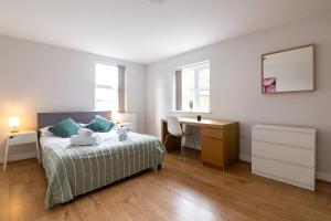 2 Bedroom Large First Floor Apartment with FREE Parking