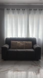 Apartamento com Estacionamento, Wi-Fi, Ar condicionado a 300 metros da Praia da Enseada no Guarujá.