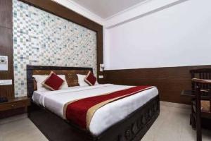 Pathway KDSON at Airport