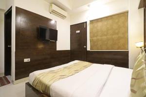 Pathway KDSON at Airport