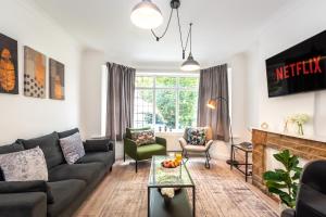 KGV Stays - Serenity House 3 bedroom near to the hospital with parking