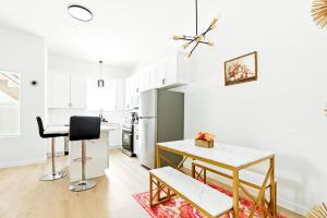 Luxury Brand New and Fully Furnished 3BR Apt Close to Downtown