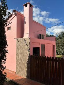 CASA SOL, encantadora y espaciosa casa a dos cuadras de la Laguna, con pileta y parque en Complejo El Solcito