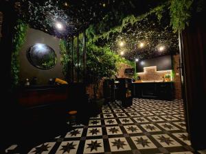 Love room avec spa privatif et salle de jeux adultes