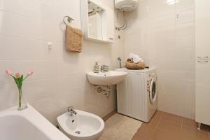 Apartments with parking space Makarska - 13871