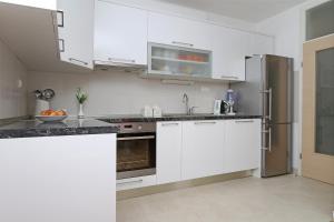 Apartments with parking space Makarska - 13871