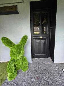 Love room avec spa privatif et salle de jeux adultes