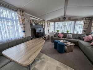 Beautiful Caravan With Decking And Free Wifi At Highfield Grange Ref 26740Wr