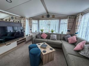 Beautiful Caravan With Decking And Free Wifi At Highfield Grange Ref 26740Wr