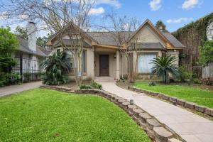 Montrose Spacious 3 Bedroom Art House Sleeps 14