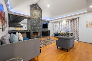 Montrose Spacious 3 Bedroom Art House Sleeps 14